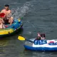 Eine Wasserschlacht gehört auch dazu.  - Bild: Stefan Puchner/dpa