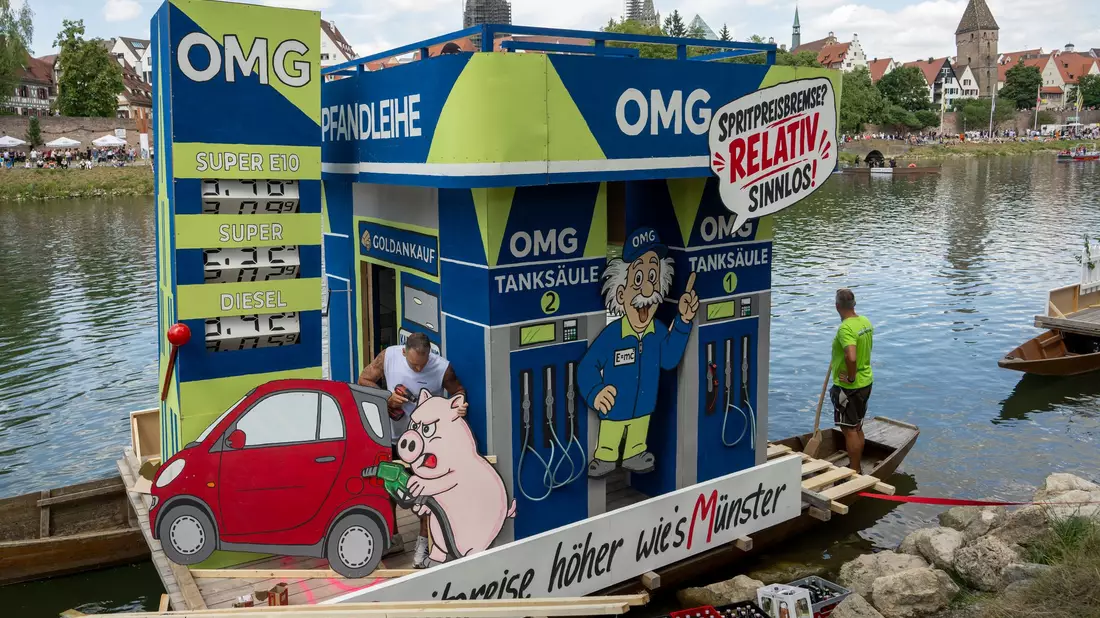 Es gab auch Boote zu aktuellen Themen.  - Bild: Stefan Puchner/dpa