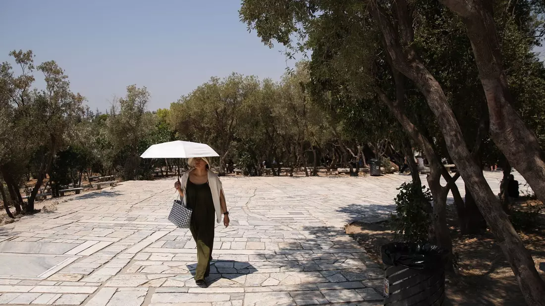 Touristen in Griechenland müssen sich für eine mehrtägige Hitzewelle wappnen.  - Bild: Socrates Baltagiannis/dpa