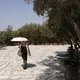 Touristen in Griechenland müssen sich für eine mehrtägige Hitzewelle wappnen.  - Bild: Socrates Baltagiannis/dpa