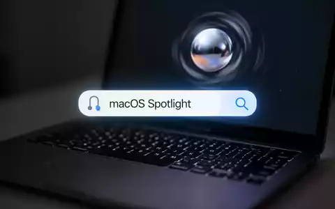 Stilisierte macOS-Spotlight-Suche über dunkler, verschwommener Laptop-Tastatur mit sich drehendem Farbkreis auf dem Bildschirm. - Foto: über boerse-global.de