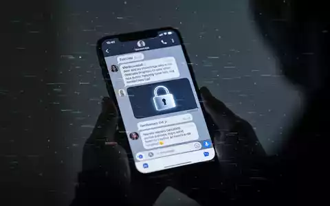 Eine Hand hält ein Smartphone mit betrügerischem Chat-Interface, digitalen Störungen und einem Vorhängeschloss, das Online-Finanzbetrug symbolisiert. - Foto: über boerse-global.de