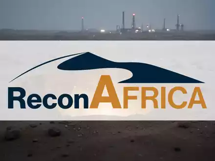 Eine abstrakte, atmosphärische Szene der Energiewirtschaft in einer sandigen Landschaft, die eine neue Gasentdeckung andeutet. - Foto: über boerse-global.de
