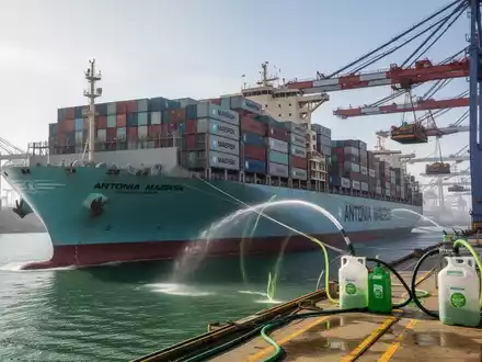 Ein großes Containerschiff, die Antonia Maersk, wird in einem geschäftigen Hafen mit Bioethanol betankt, um nachhaltigen Transport zu symbolisieren. - Foto: über boerse-global.de