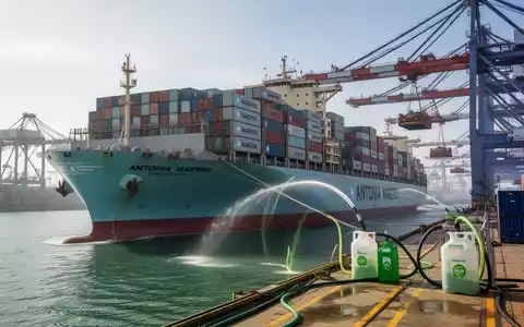 Ein großes Containerschiff, die Antonia Maersk, wird in einem geschäftigen Hafen mit Bioethanol betankt, um nachhaltigen Transport zu symbolisieren. - Foto: über boerse-global.de