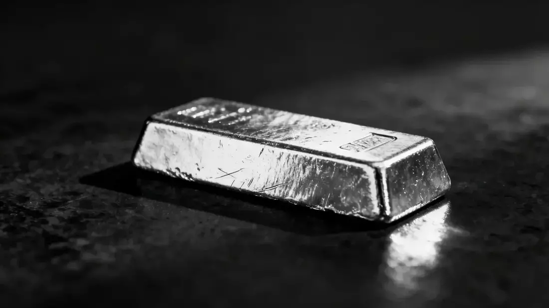 Silver Tumbles 14% on Oil Surge and Strong Dollar; Deficit Offers Floor