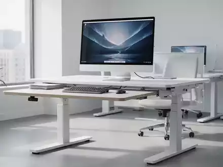 Ein moderner, höhenverstellbarer Schreibtisch in einem hellen Büro, der ergonomisches Arbeiten im Stehen und Sitzen ermöglicht. - Foto: über boerse-global.de
