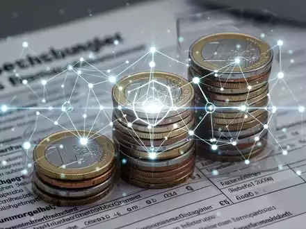 Ein stilisiertes Blockchain-Netzwerk über Euro-Münzen mit einem unscharfen deutschen Steuerdokument im Hintergrund. - Foto: über boerse-global.de