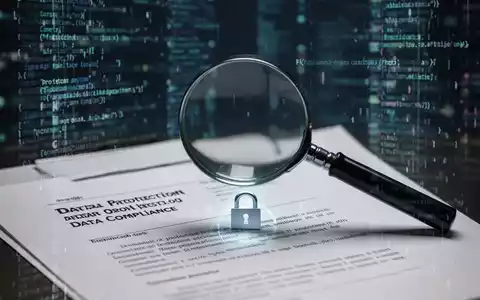 Eine Lupe über einem juristischen Dokument mit Text zum Datenschutz und Compliance, im Hintergrund verschwommener digitaler Code. - Foto: über boerse-global.de