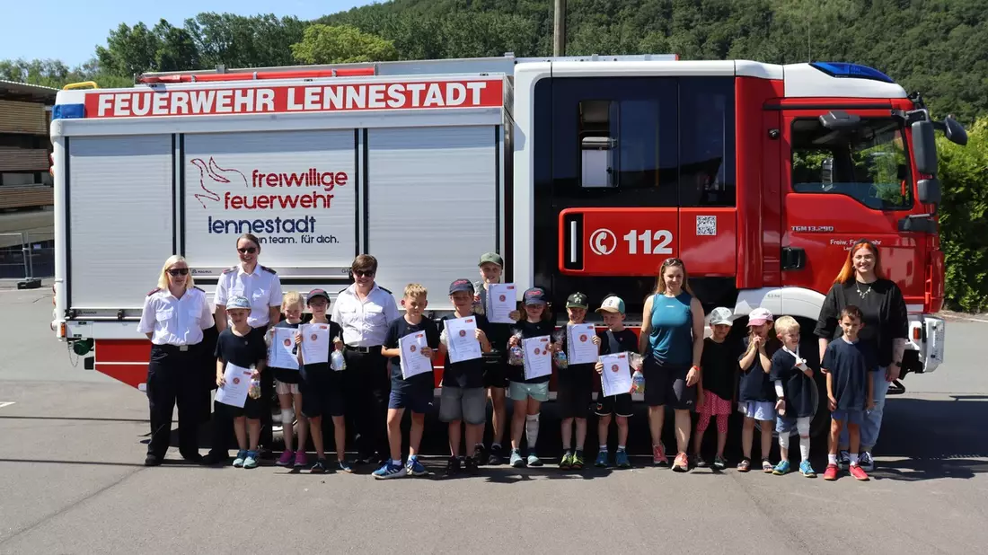 FW-OE: Jüngster Feuerwehrnachwuchs aus der Kinderfeuerwehr absolviert erfolgreich die Kinderflamme - Bild: presseportal.de