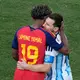Spaniens Lamine Yamal (l.) nahm Messi tröstend in den Arm. - Bild: Seth Wenig/AP/dpa