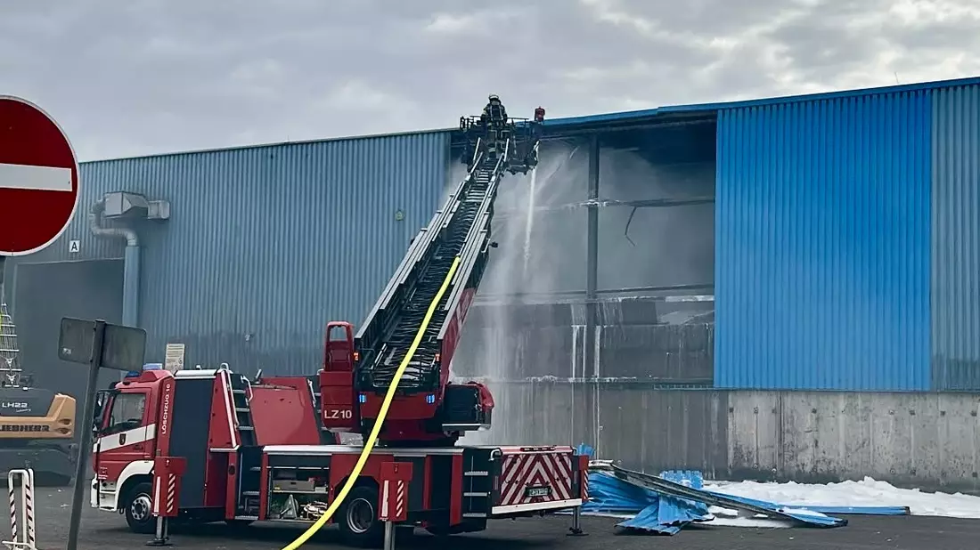 FW-NE: Brand in einer Halle eines Entsorgungsbetriebs | Keine Verletzten - Bild: presseportal.de
