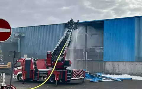 FW-NE: Brand in einer Halle eines Entsorgungsbetriebs | Keine Verletzten - Foto: presseportal.de