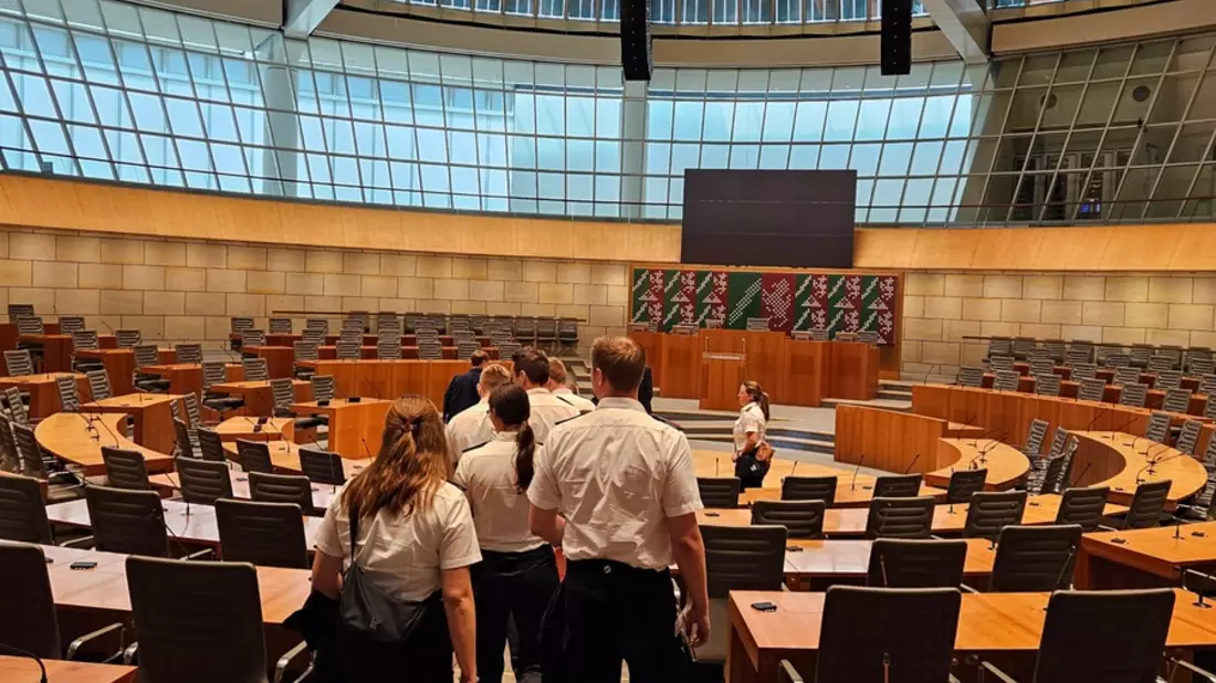 FW-WRN: Jugendfeuerwehr Werne besucht den Landtag Nordrhein-Westfalen - Bild: presseportal.de