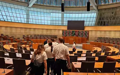 FW-WRN: Jugendfeuerwehr Werne besucht den Landtag Nordrhein-Westfalen - Foto: presseportal.de