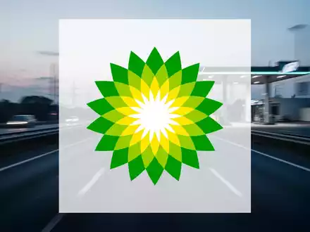 Abstrakte, atmosphärische Szene der Energiewirtschaft mit einer Autobahn bei Dämmerung und angedeuteter Tankstelle im Hintergrund. - Foto: über boerse-global.de