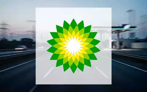 Abstrakte, atmosphärische Szene der Energiewirtschaft mit einer Autobahn bei Dämmerung und angedeuteter Tankstelle im Hintergrund. - Foto: über boerse-global.de