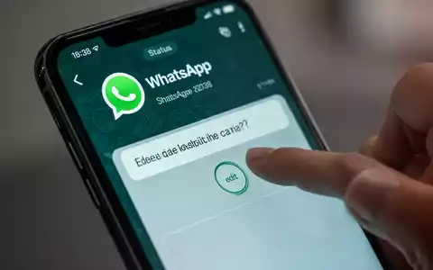 Nahaufnahme eines Smartphone-Bildschirms mit WhatsApp-Status, dessen Bildunterschrift bearbeitet wird, als Symbol für neue Funktionen. - Foto: über boerse-global.de