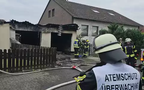FW Celle: Garagenbrand in Garßen - Foto: presseportal.de