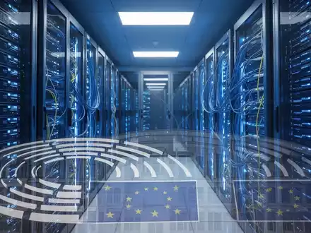Ein futuristisches Rechenzentrum mit leuchtenden Server-Racks und Netzwerkkabeln, überlagert mit dem Europäischen Parlament. - Foto: über boerse-global.de