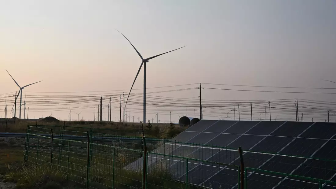 Strom aus Sonnen- und Windkraft hat gegenüber Kohle einen geringeren Anteil in Chinas Stromnetz. (Symbolbild)  - Bild: Johannes Neudecker/dpa