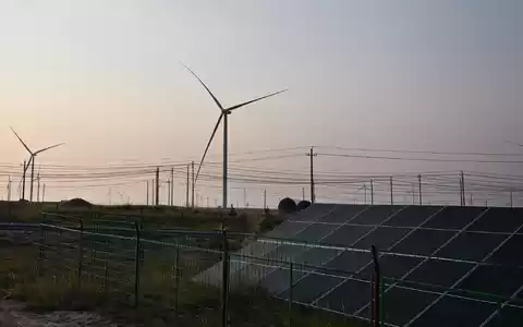 Strom aus Sonnen- und Windkraft hat gegenüber Kohle einen geringeren Anteil in Chinas Stromnetz. (Symbolbild)  - Foto: Johannes Neudecker/dpa