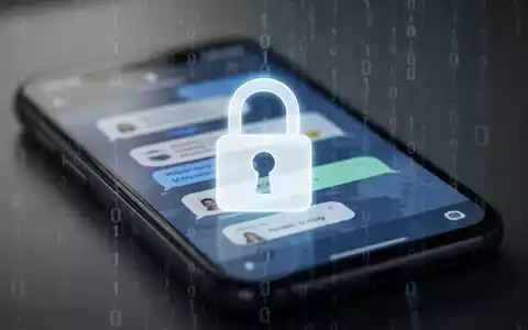 Ein digitales Vorhängeschloss über einem Smartphone-Bildschirm mit verschwommenen Chat-Blasen und binärem Code, der Datenschutzrisiken darstellt. - Foto: über boerse-global.de
