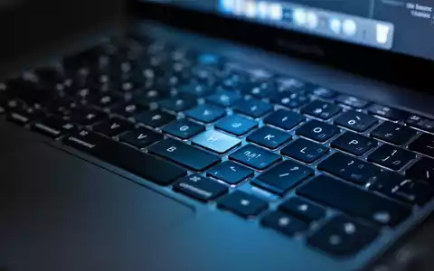 Nahaufnahme einer Apple MacBook Pro Tastatur mit blauem Schein vom Bildschirm, Fokus auf der Befehlstaste. - Foto: über boerse-global.de