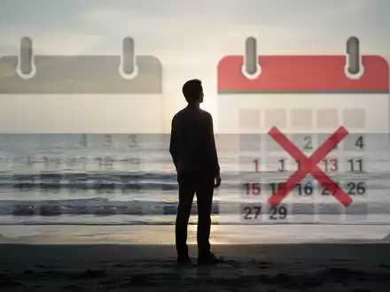 Eine Person steht am Strand und blickt auf das Meer. Im Vordergrund ist dezent ein Kalendersymbol mit einem Kreuz über einem Datum zu sehen. - Foto: über boerse-global.de