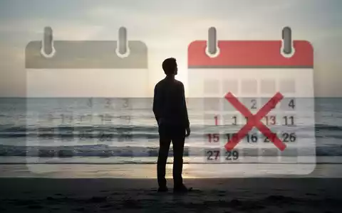 Eine Person steht am Strand und blickt auf das Meer. Im Vordergrund ist dezent ein Kalendersymbol mit einem Kreuz über einem Datum zu sehen. - Foto: über boerse-global.de