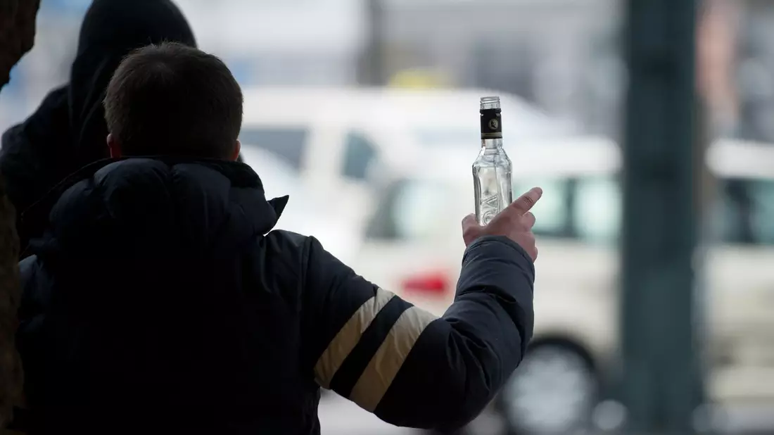 Gibt es Streit, ist oft Alkohol im Spiel. (Archivbild)  - Bild: picture alliance / Daniel Reinhardt/dpa