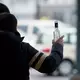Gibt es Streit, ist oft Alkohol im Spiel. (Archivbild)  - Bild: picture alliance / Daniel Reinhardt/dpa