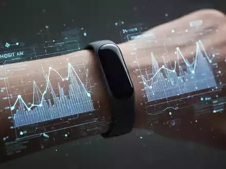 Ein minimalistischer Fitness-Tracker am Handgelenk, daneben eine leuchtende Datenvisualisierung. Fokus auf Gesundheitstechnologie und Datenerfassung. - Foto: über boerse-global.de