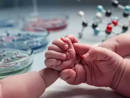 Ein Neugeborenes hält einen erwachsenen Finger, im Hintergrund verschwommene wissenschaftliche Elemente. Symbolisiert Darmgesundheit nach Kaiserschnitt. - Foto: über boerse-global.de