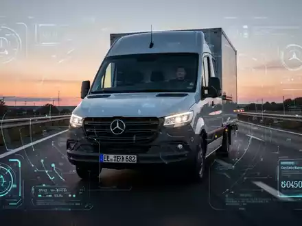 Ein leichtes Nutzfahrzeug auf einer Autobahn bei Sonnenuntergang, das die neuen EU-Vorgaben und Technologien im Transportsektor symbolisiert. - Foto: über boerse-global.de
