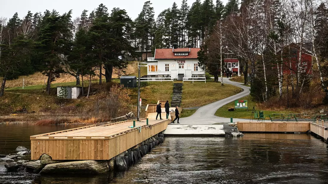 Über diesen Steg erreichte der Massenmörder die Insel - und begann kurz darauf, um sich zu schießen. (Archivbild) - Bild: Britta Pedersen/dpa-Zentralbild/dpa