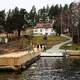 Über diesen Steg erreichte der Massenmörder die Insel - und begann kurz darauf, um sich zu schießen. (Archivbild) - Bild: Britta Pedersen/dpa-Zentralbild/dpa