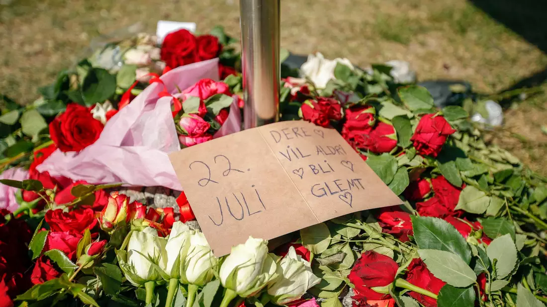 «22. Juli - ihr werdet nie vergessen»: Angehörige und Überlebende erinnern zum 10. Jahrestag an Breiviks Opfer. (Archivbild) - Bild: Beate Oma Dahle/NTB scanpix/AP/dpa