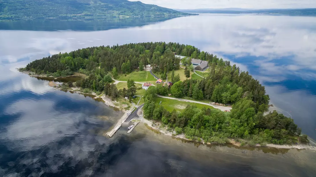 Die idyllische Insel Utøya wurde zum Schauplatz des grausamsten Verbrechens in Norwegens neuerer Geschichte. (Archivbild) - Bild: Meek, Tore/NTB scanpix/dpa