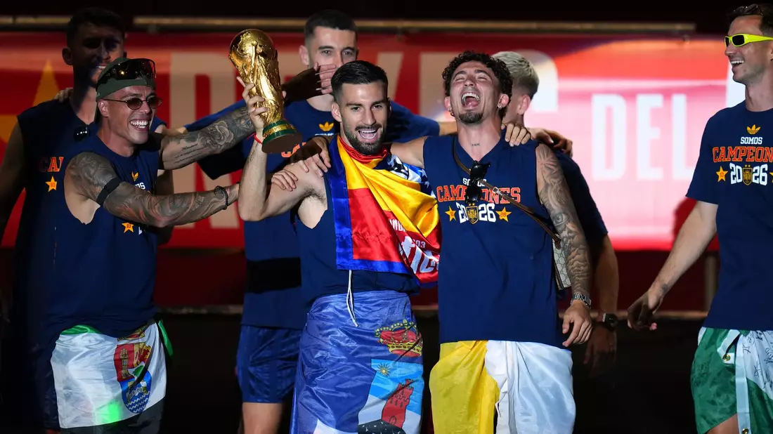 Mit überschwänglicher Freude feierten die frisch gekrönten Weltmeister mit mehr als 100.000 Fans auf dem Cibeles-Platz in Madrid und reckten stolz den WM-Pokal in die Höhe. - Bild: Alex Baena/AP/dpa