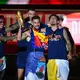 Mit überschwänglicher Freude feierten die frisch gekrönten Weltmeister mit mehr als 100.000 Fans auf dem Cibeles-Platz in Madrid und reckten stolz den WM-Pokal in die Höhe. - Bild: Alex Baena/AP/dpa