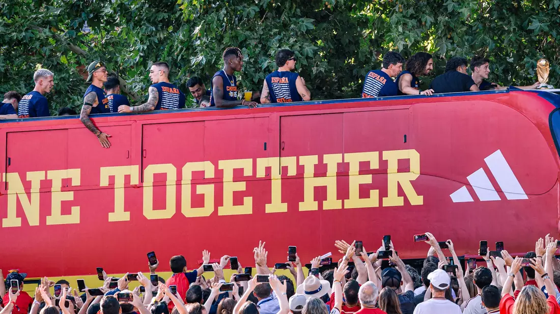 Rund zwei Millionen Menschen gingen nach offiziellen Angaben auf die Straßen, um Spaniens Weltmeister zu feiern. - Bild: José Oliva/Europa Press/AP/dpa