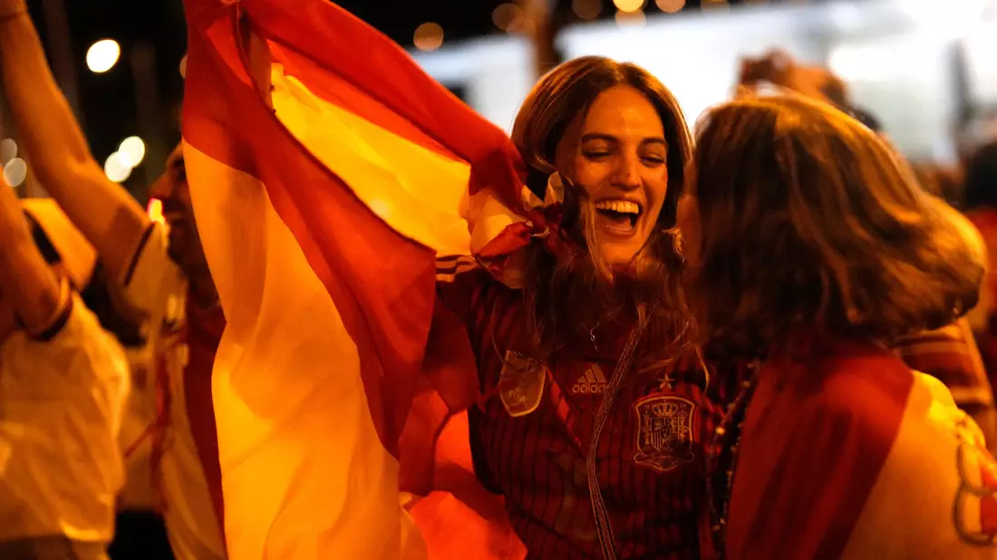 Der Jubel auf den Straßen der spanischen Hauptstadt Madrid unmittelbar nach dem Sieg bei der WM in Kanada, Mexiko und den USA am Sonntagabend gab schon einen Vorgeschmack auf die Riesenfeier nach der Rückkehr der Nationalelf in die Heimat.  - Bild: Bernat Armangue/AP/dpa