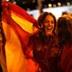 Der Jubel auf den Straßen der spanischen Hauptstadt Madrid unmittelbar nach dem Sieg bei der WM in Kanada, Mexiko und den USA am Sonntagabend gab schon einen Vorgeschmack auf die Riesenfeier nach der Rückkehr der Nationalelf in die Heimat.  - Bild: Bernat Armangue/AP/dpa