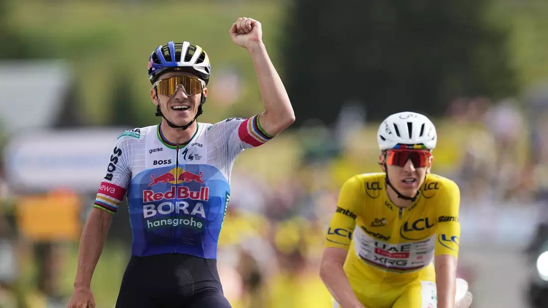 Remco Evenepoel (l) nach seinem Sieg auf der 15. Etappe.  - Bild: Thibault Camus/AP/dpa