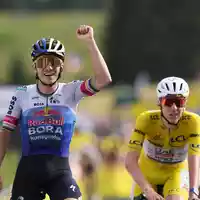 Remco Evenepoel (l) nach seinem Sieg auf der 15. Etappe.  - Foto: Thibault Camus/AP/dpa