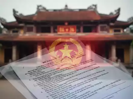 Abstrakte Darstellung vietnamesischer Bildungspolitik mit offiziellen Dokumenten und traditioneller Architektur im Hintergrund. - Foto: über boerse-global.de