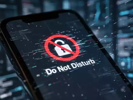 Ein Smartphone-Bildschirm zeigt ein 'Bitte nicht stören'-Symbol mit digitalen Artefakten, was Softwareprobleme und Fehler symbolisiert. - Foto: über boerse-global.de