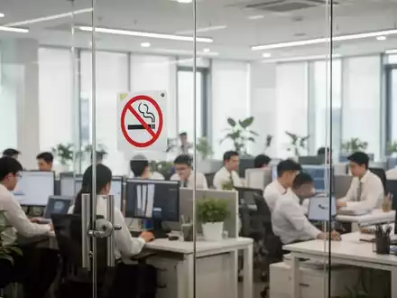 Ein modernes Büro in Vietnam mit einem Rauchverbotsschild. Mitarbeiter arbeiten an ihren Schreibtischen in einer sauberen, gesunden Umgebung. - Foto: über boerse-global.de