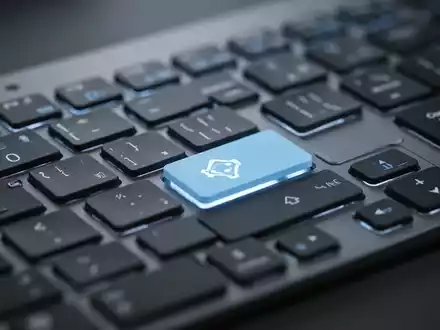 Nahaufnahme einer Computertastatur mit einer dezent hervorgehobenen Taste, die Anpassung und Benutzerkontrolle über Softwarefunktionen symbolisiert. - Foto: über boerse-global.de